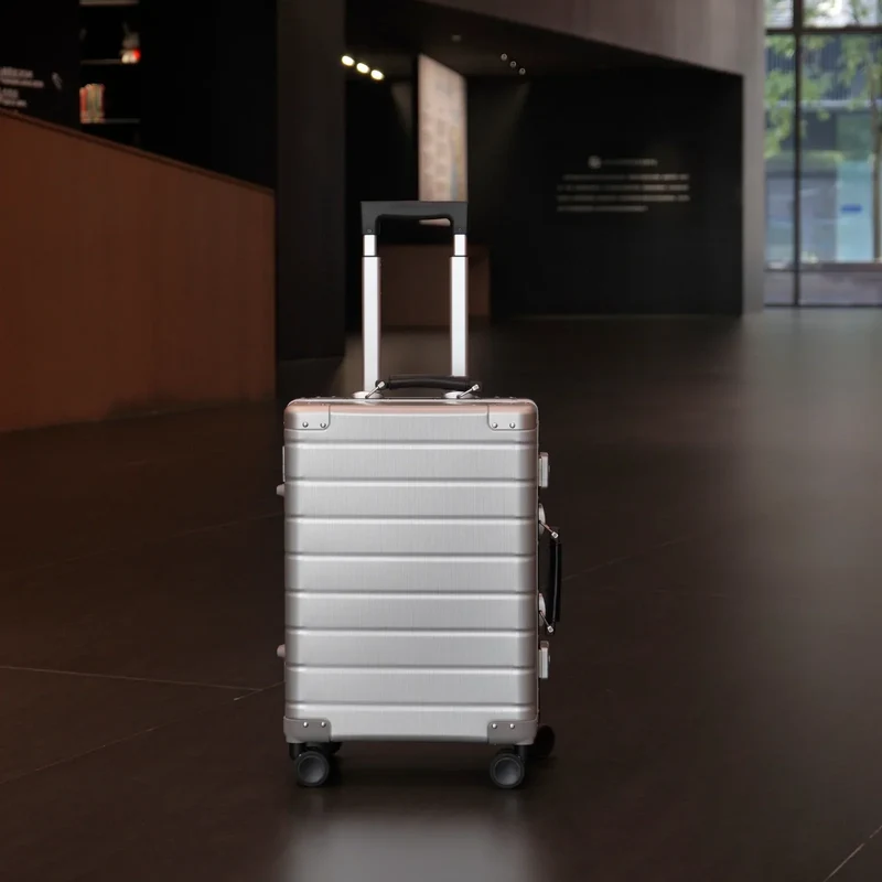 TWOPOINT Aluminium Reisekoffer 20"/24" – Silber, vertikale Struktur