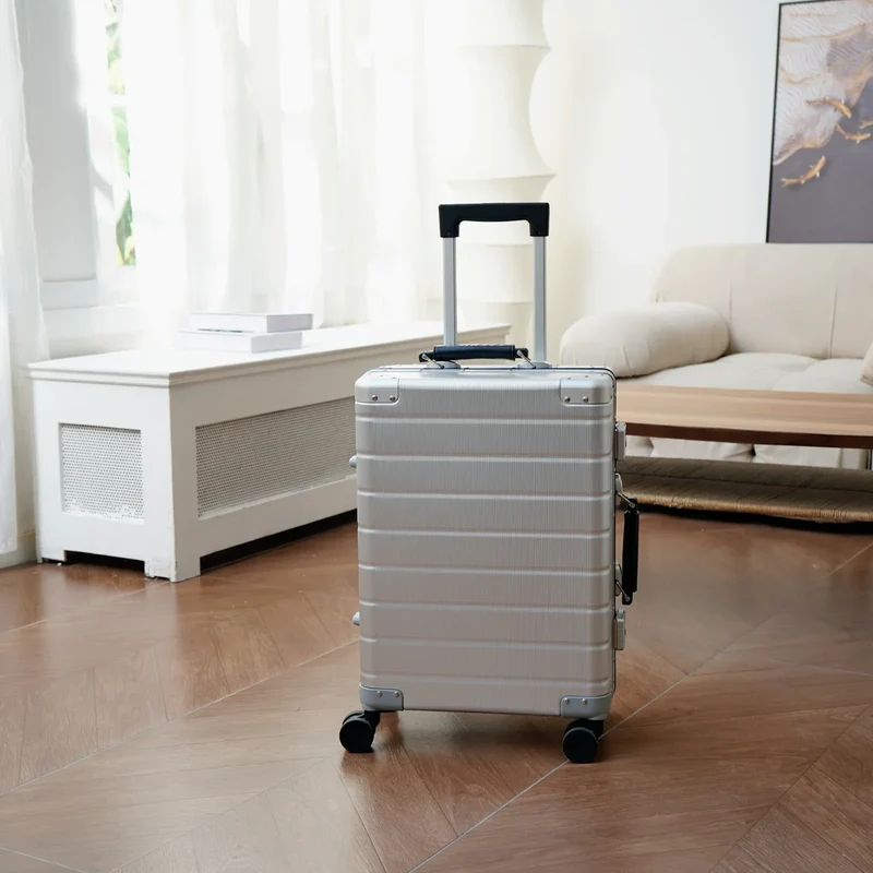 TWOPOINT Aluminium Reisekoffer 20"/24" – Silber, vertikale Struktur