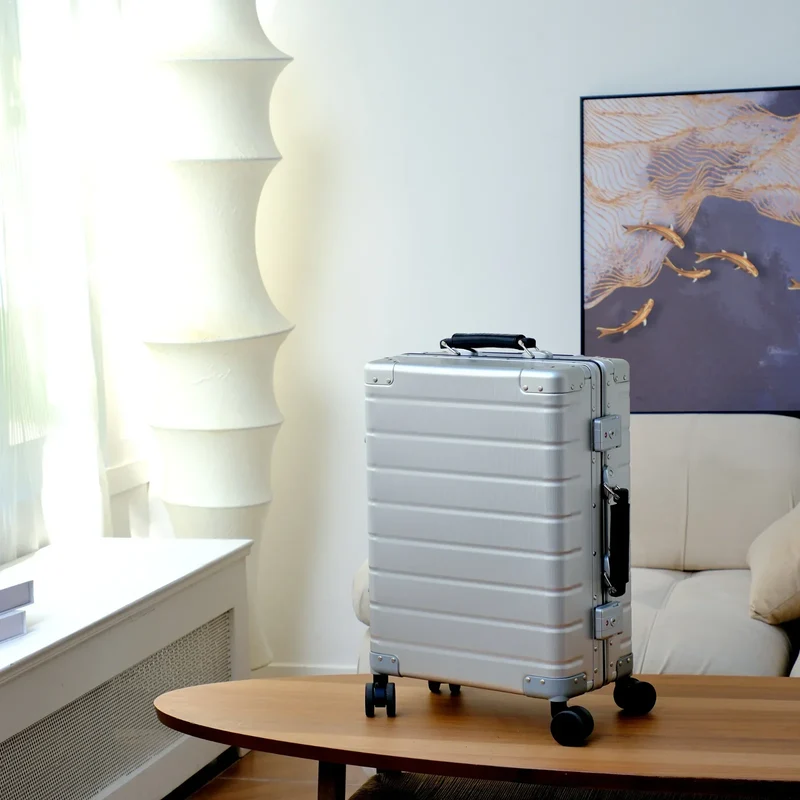 TWOPOINT Aluminium Reisekoffer 20"/24" – Silber, vertikale Struktur
